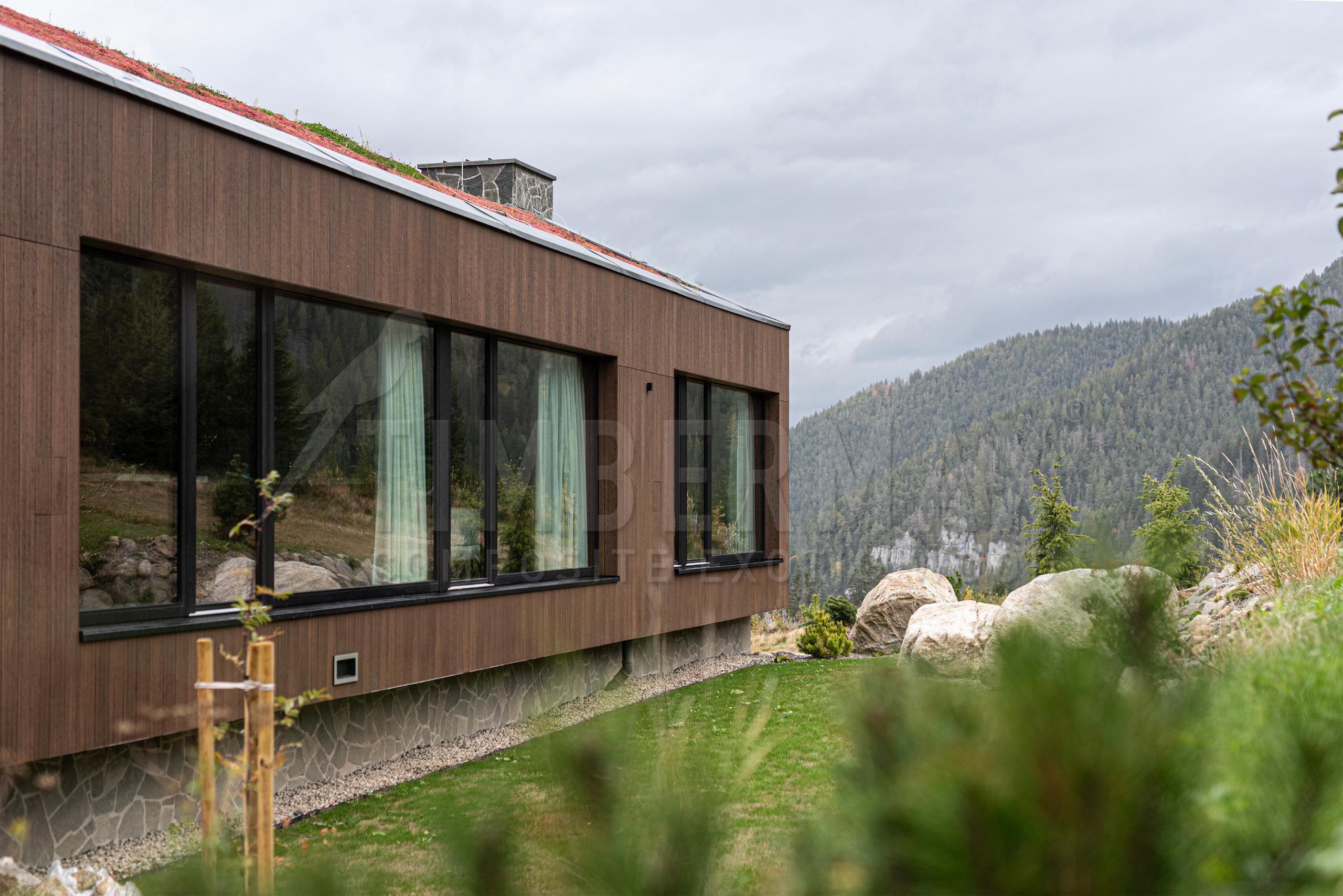 fasádní obklad imitující dřevo na architektuře moderního domu