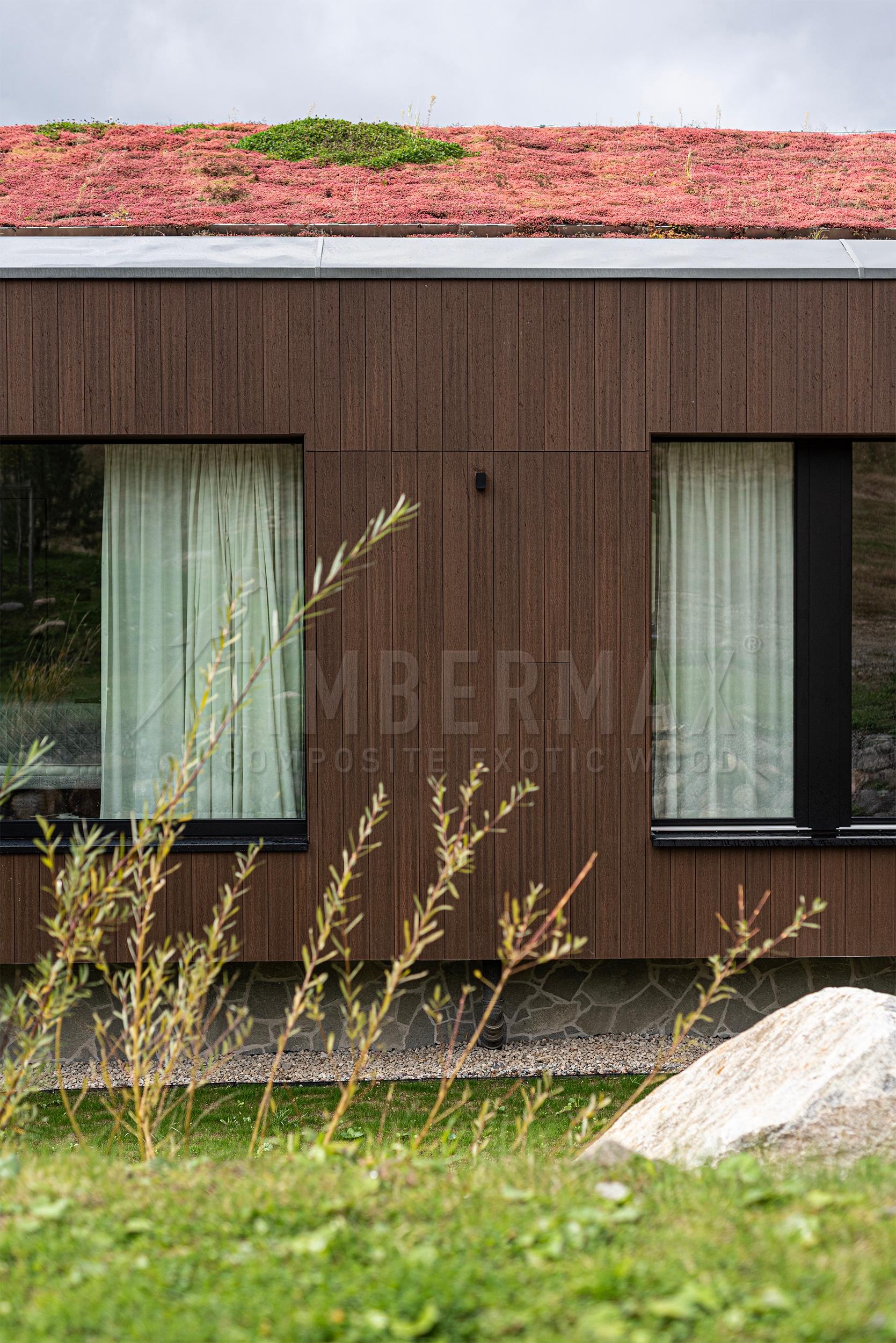 detail fasádního obkladu imitace dřeva na moderním domě