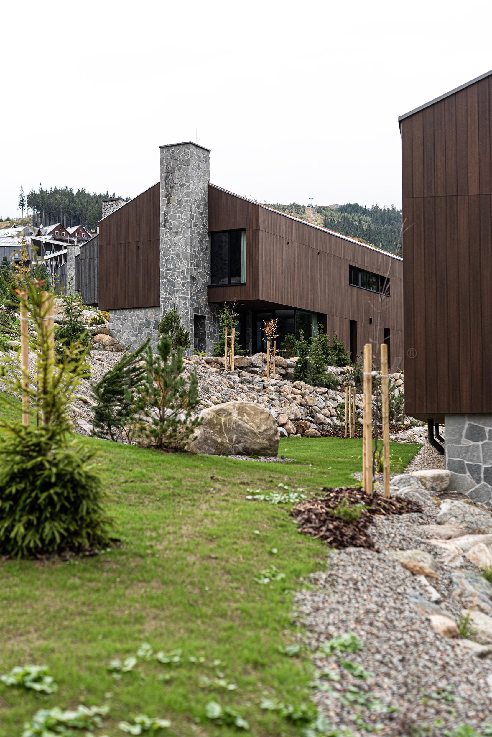 moderní architektura domu s kompozitním fasádním obkladem