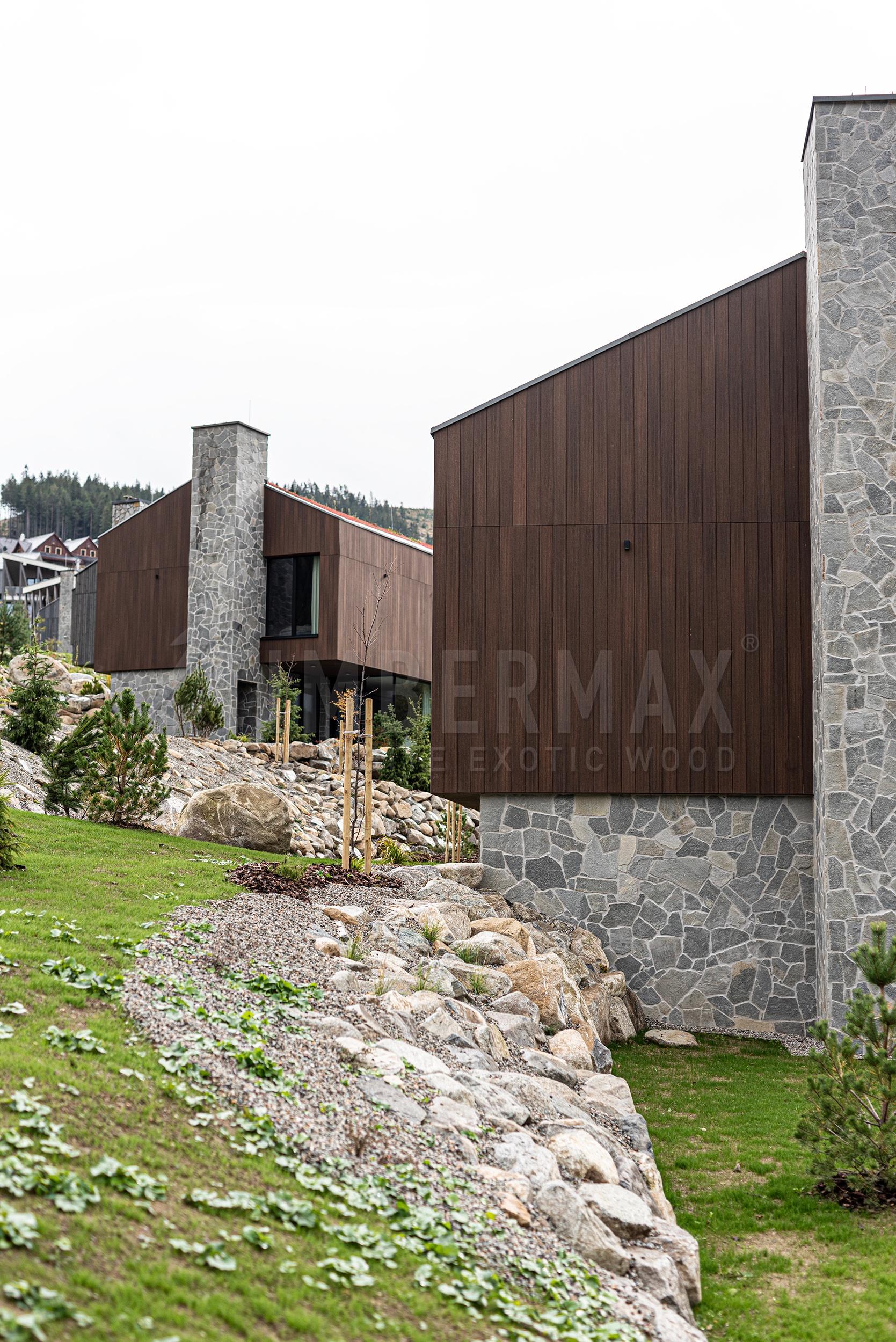 kompozitní fasádní obklad imitující dřevo na moderní horské architektuře