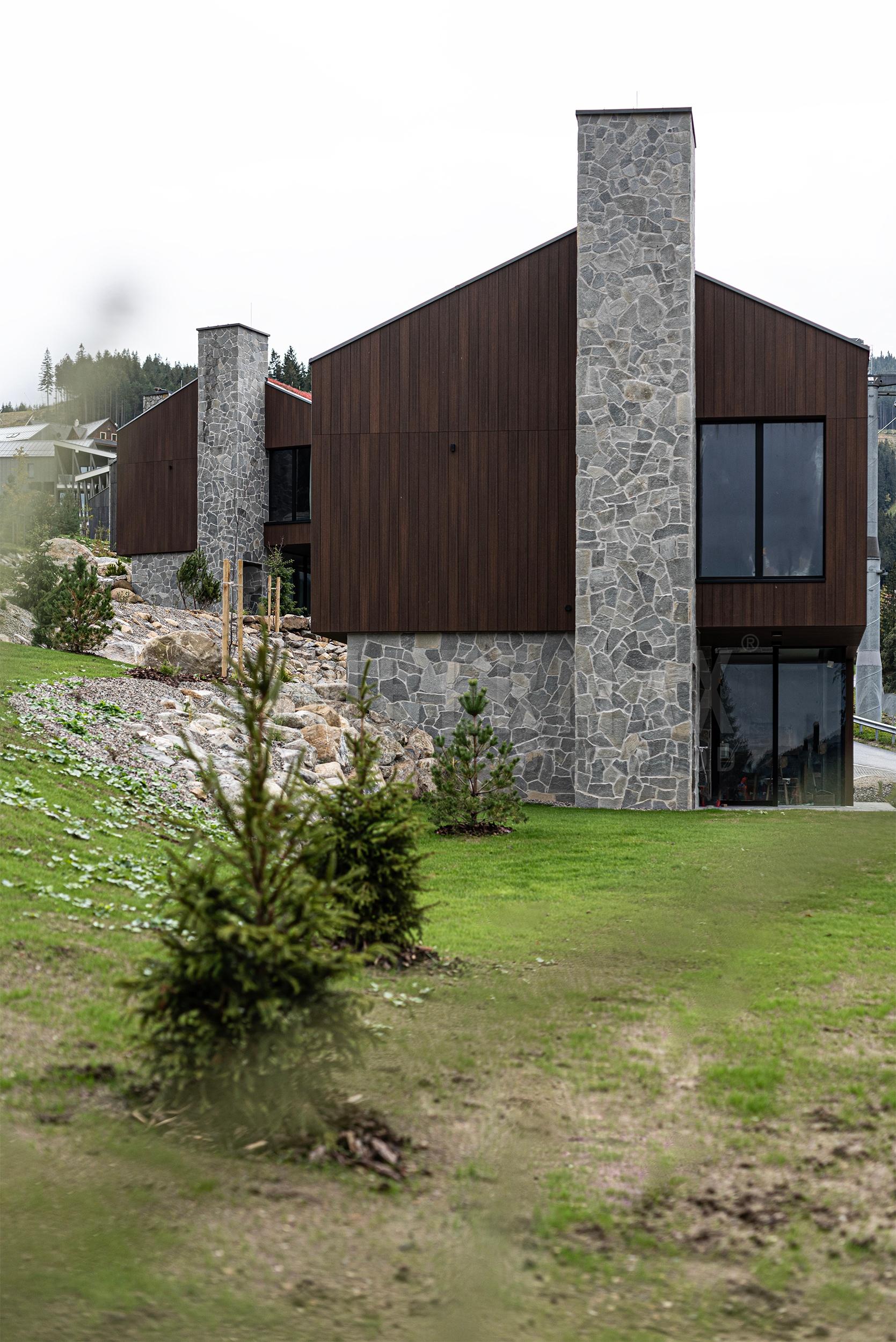 moderní architektura domu s odvětranou fasádou imitace dřeva