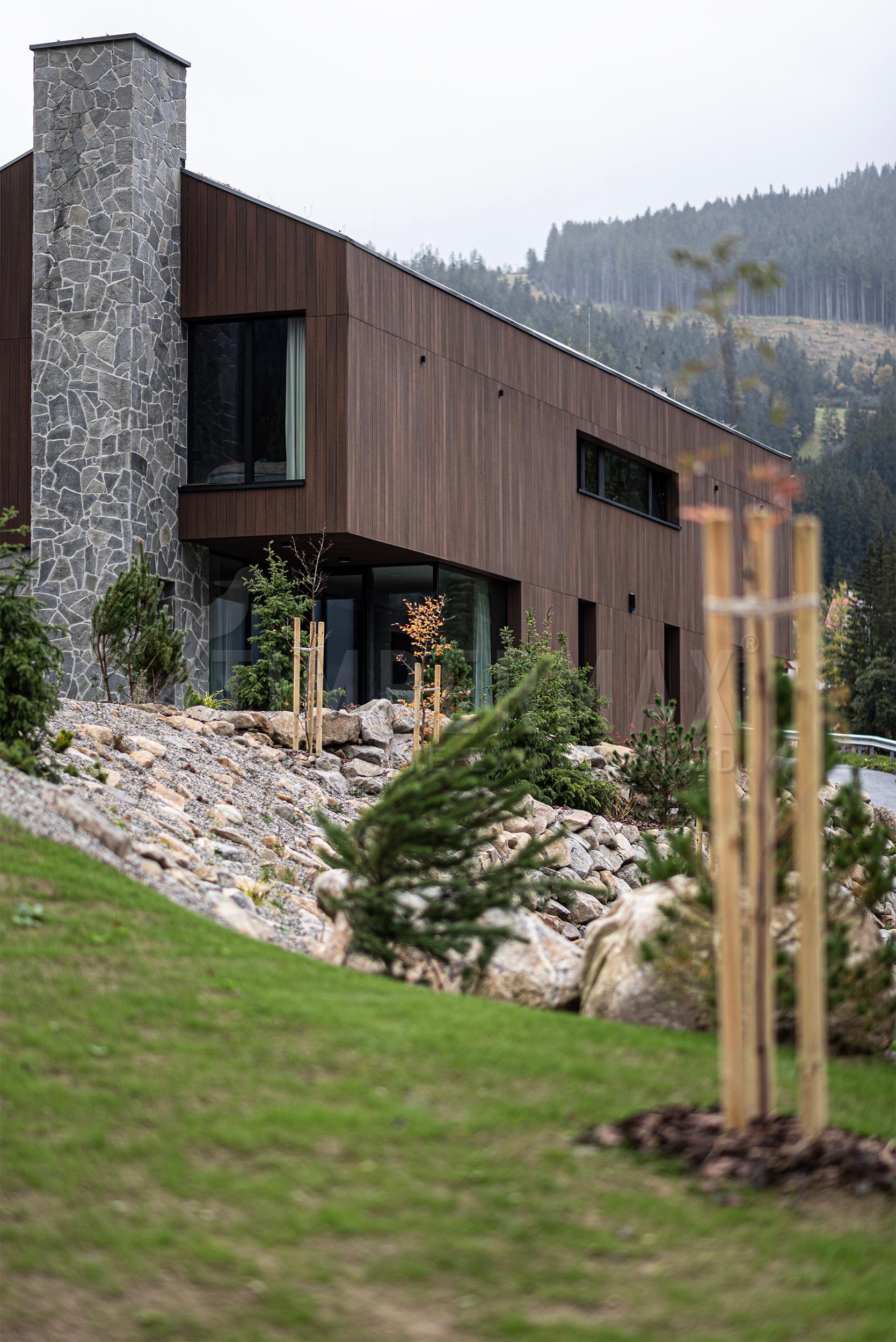 moderní architektura s kompozitním obkladem a kamenným soklem