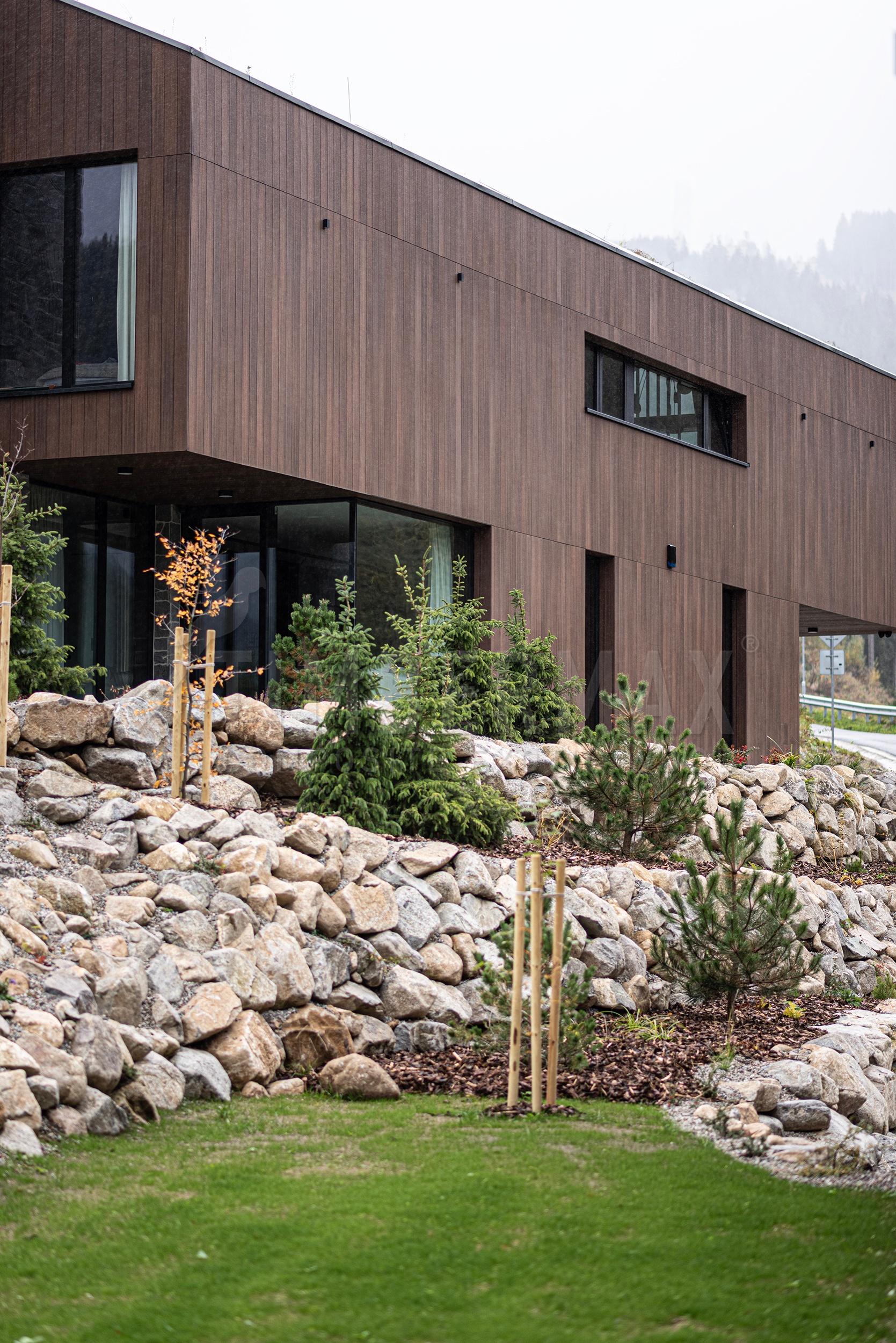 moderní architektura domu s velkoplošným fasádním obkladem imitace dřeva