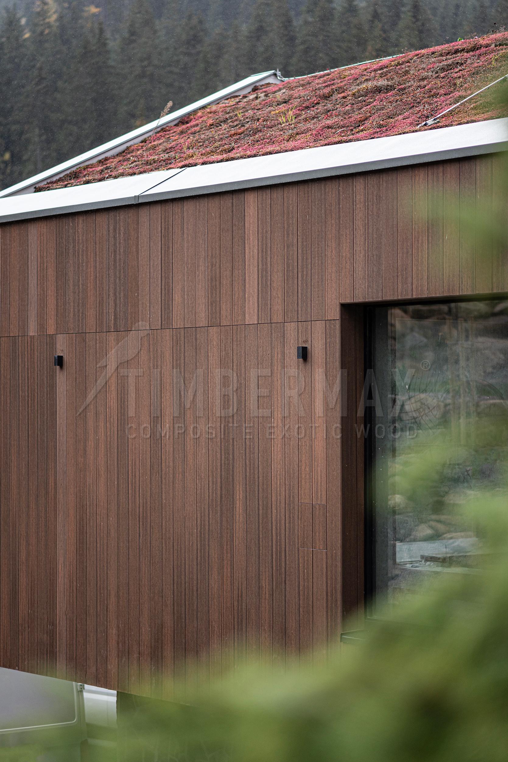 detail fasádního obkladu imitace dřeva na moderní architektuře