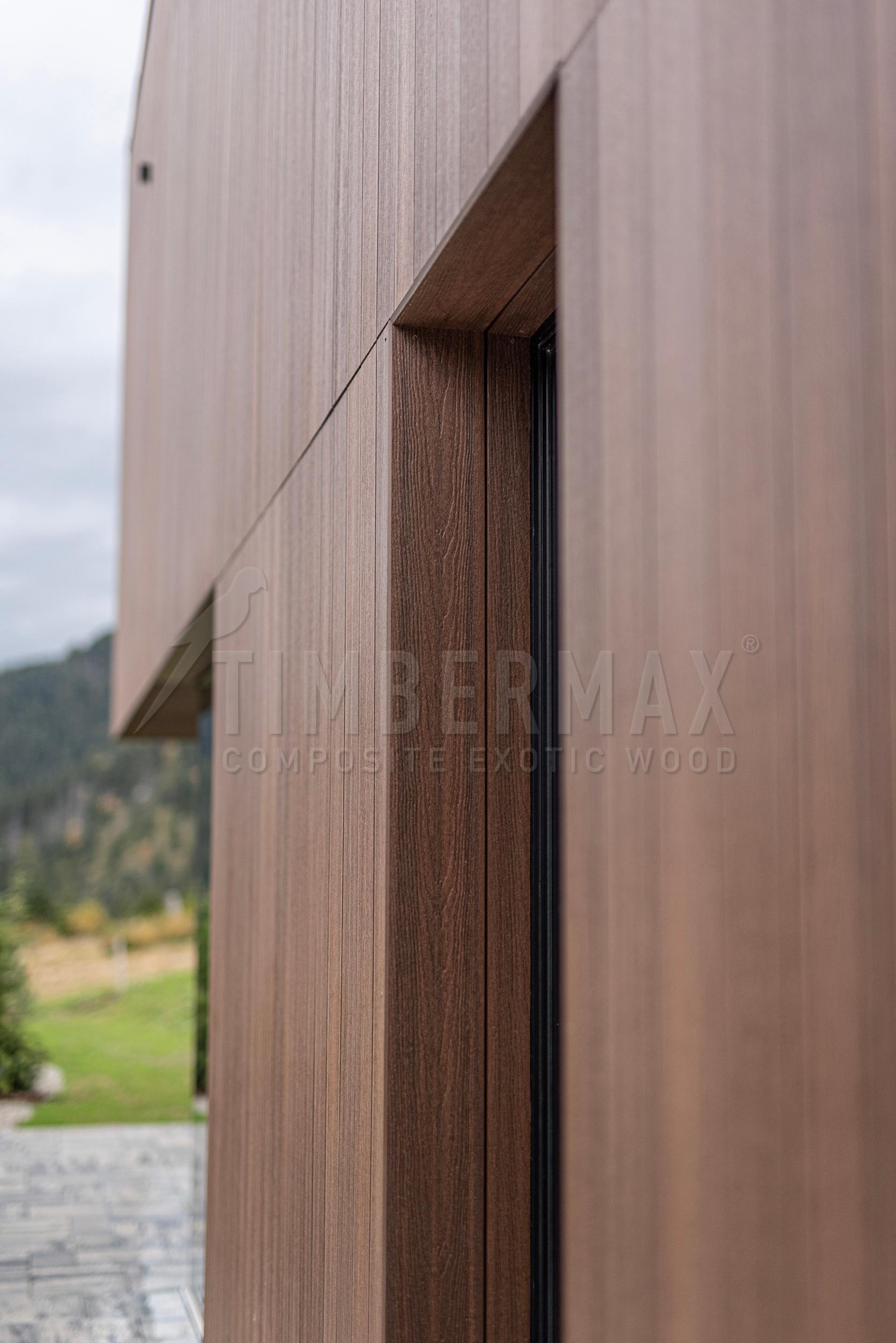 detail kompozitního fasádního obkladu imitace dřeva na moderní architektuře