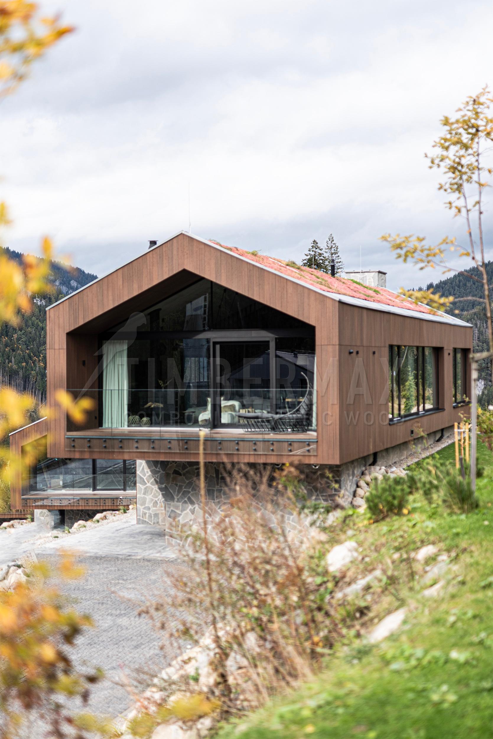 moderní architektura domu s kompozitní fasádou imitující přírodní dřevo