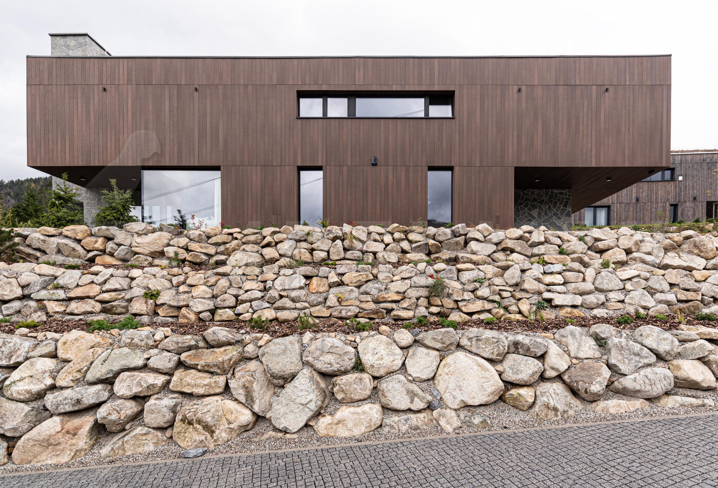 minimalistická architektura s odvětranou fasádou z kompozitních desek