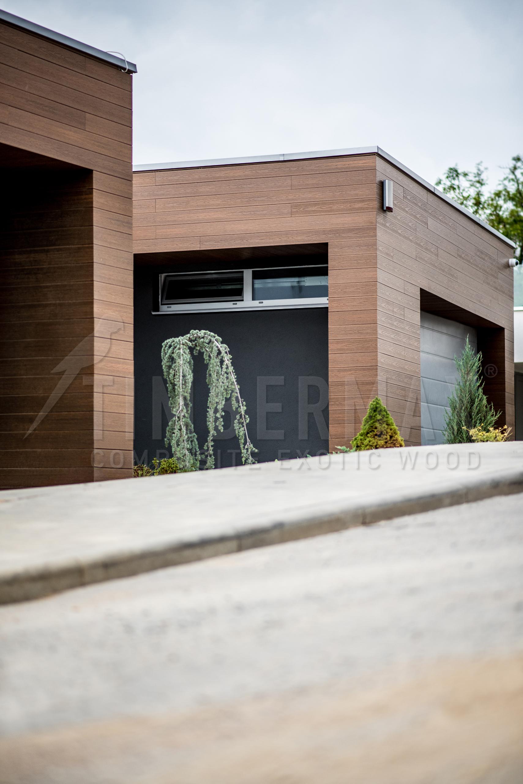 detail moderní architektury s fasádním obkladem imitujícím dřevo