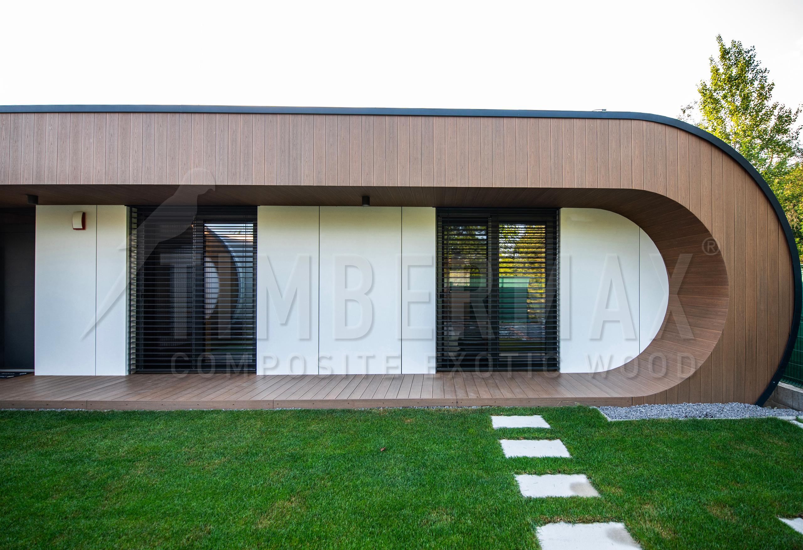 dlouhá krytá terasa moderního domu s obloukovou architekturou
