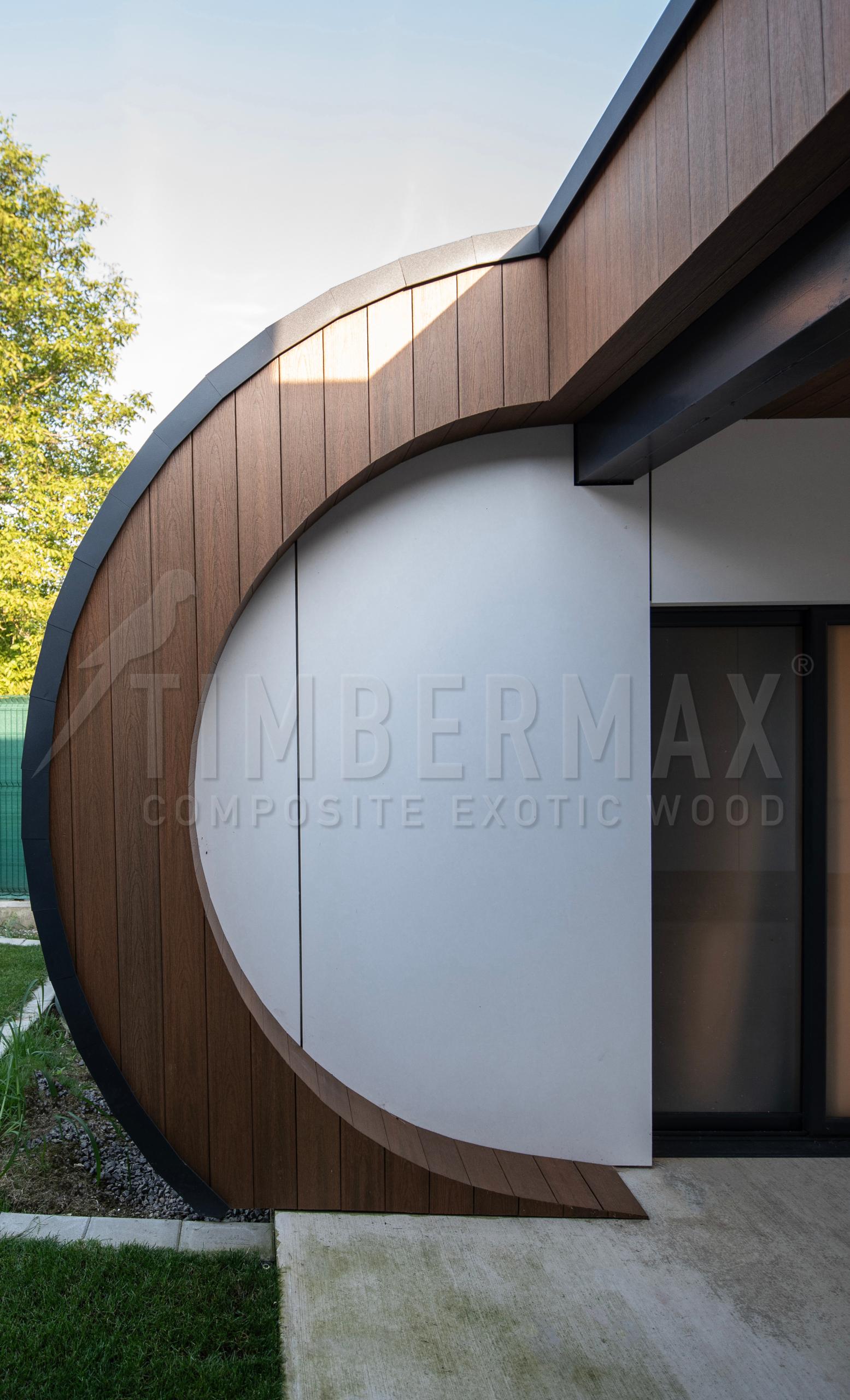 moderní architektura domu s obloukovou fasádou a terasou