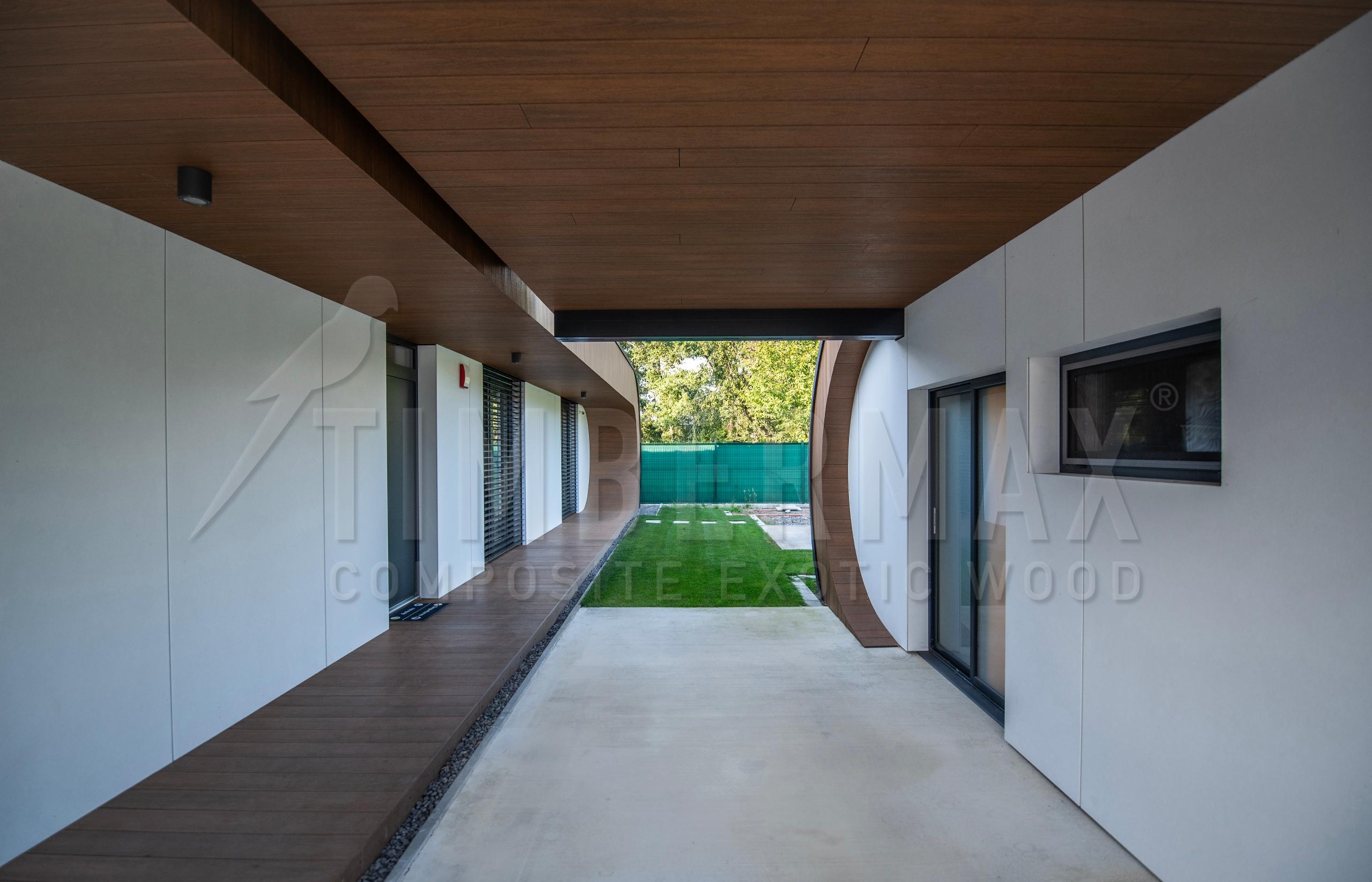moderní dům s oblou architekturou a krytou terasou