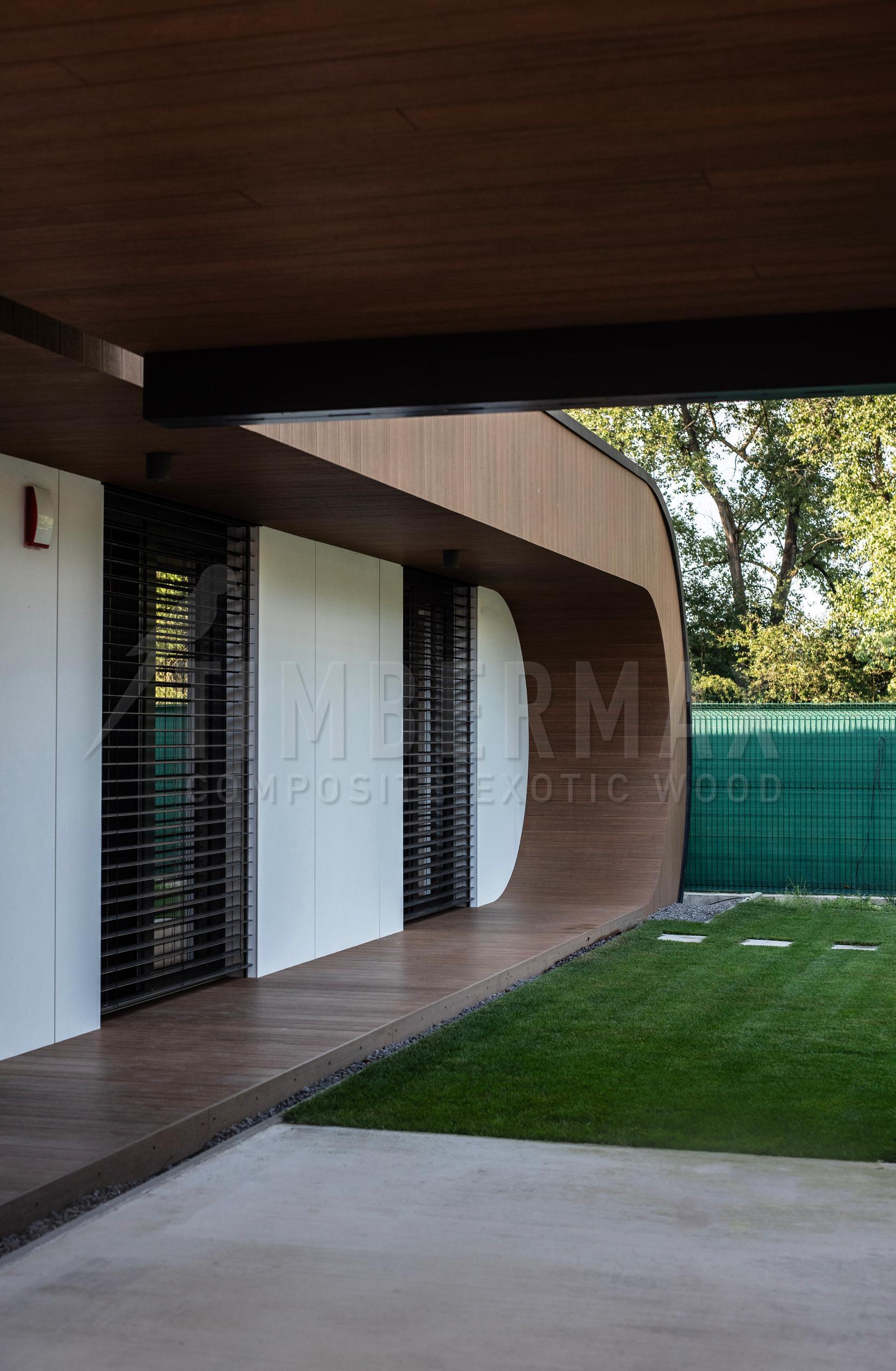 oblouková architektura domu s dřevodekor fasádním obkladem a terasou