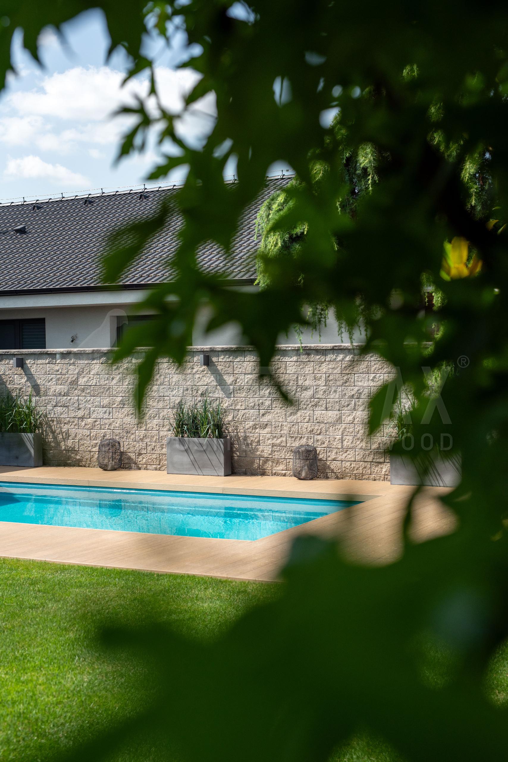 terasová prkna z kompozitu jako podlaha k bazénu v zahradní relax zóně