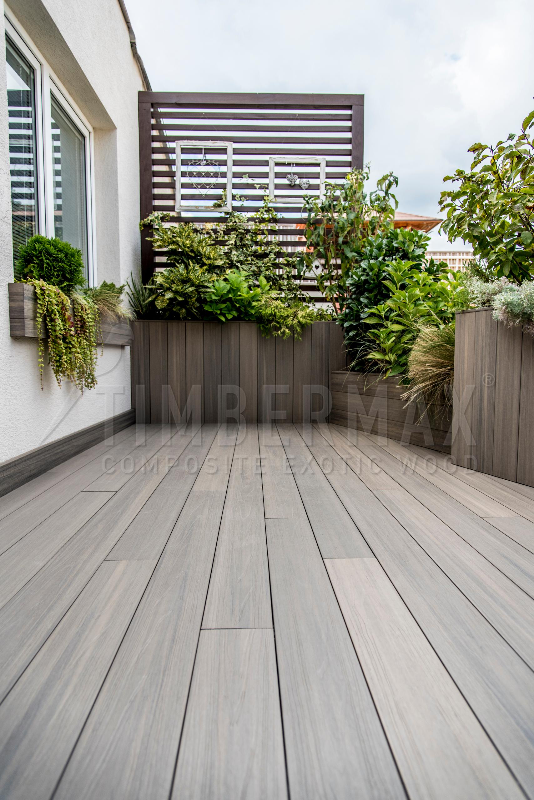 terasová prkna TIMBERMAX na moderní terase u rodinného domu