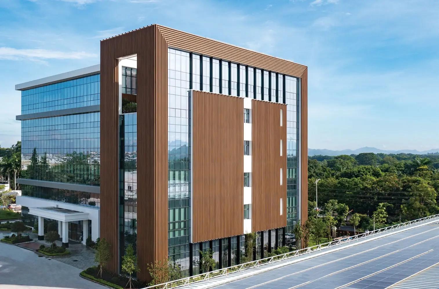 Architektonická fasáda z hliníkových profilov ALWOOD v dekore dreva