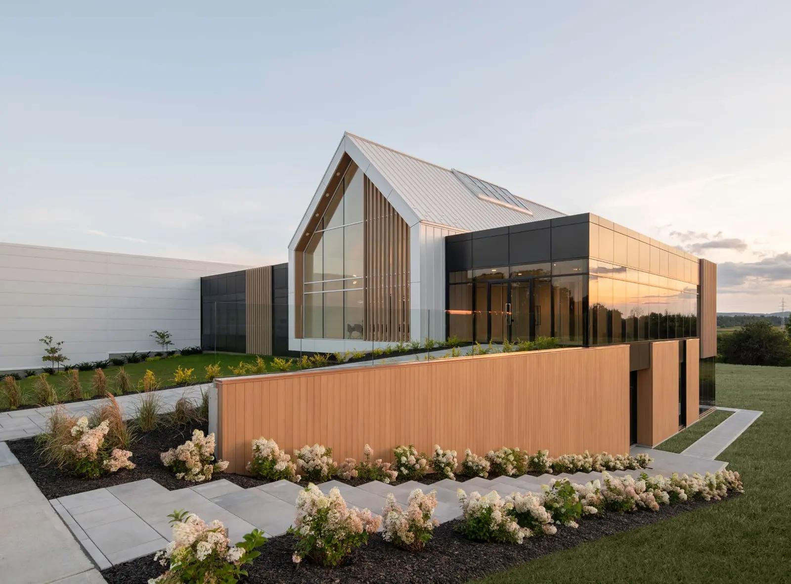 Plot a brána z architektonických hliníkových profilov ALWOOD