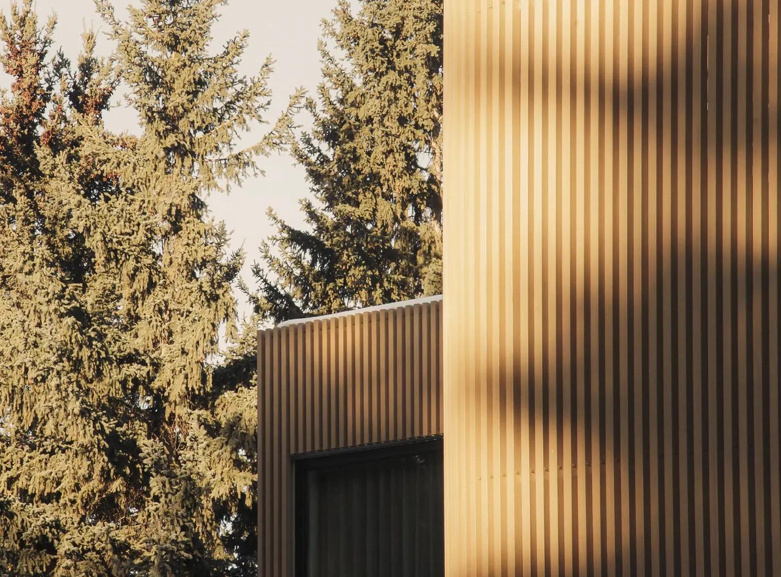 Detail hliníkových lamiel ALWOOD s kresbou a štruktúrou dreva