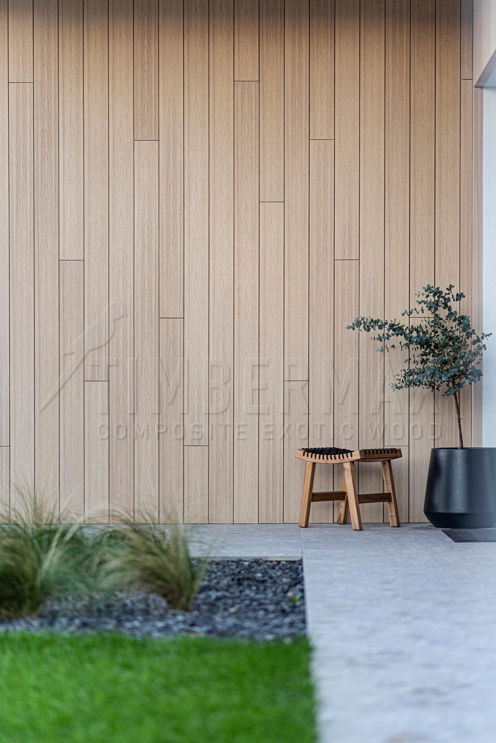 Zvislá fasáda T138 v odtieni Accoya s detailom záhradného sedenia