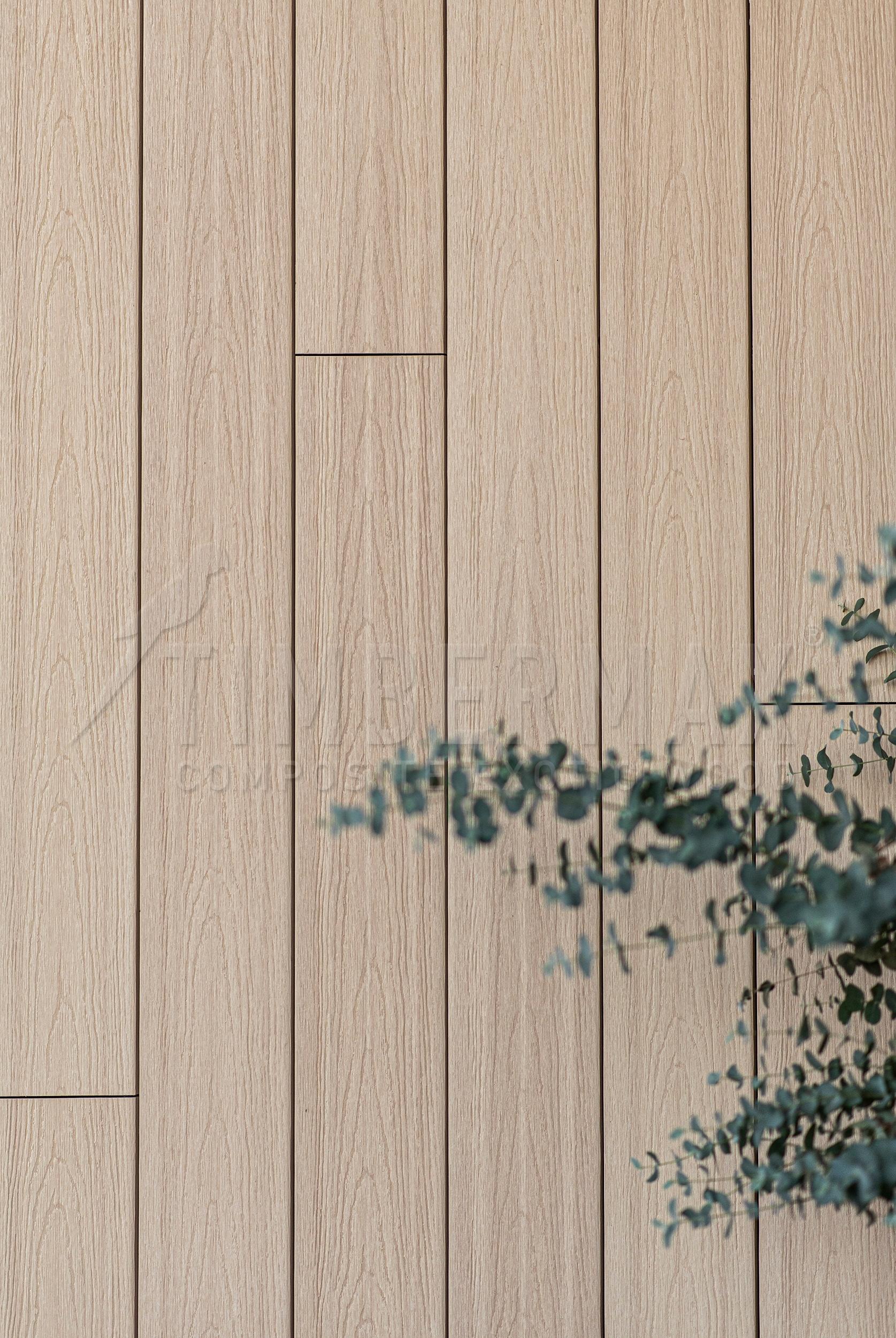 Detail kresby zvislej fasády v odtieni Accoya s výsadbou v popredí