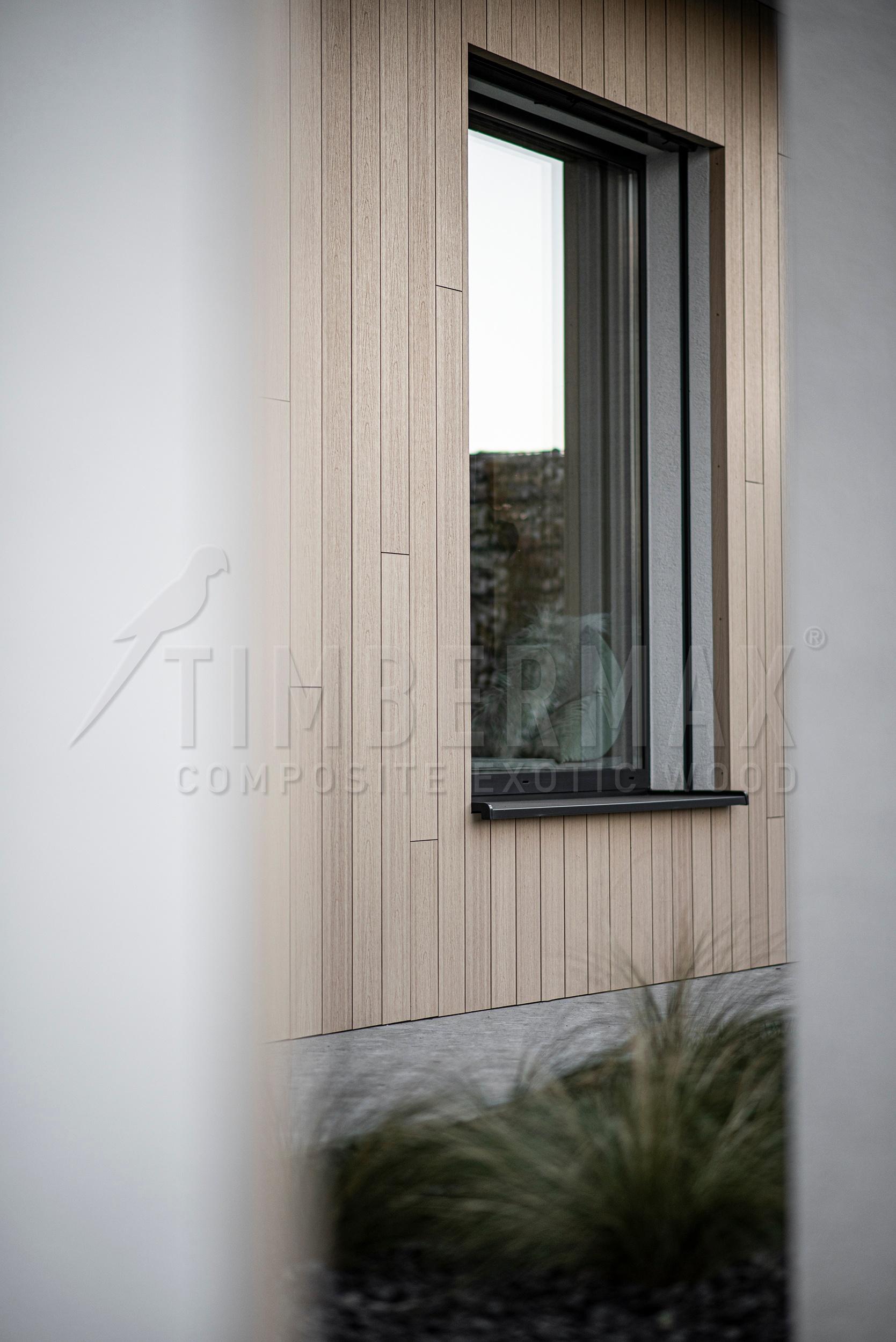 Detail okna osadeného v zvislej fasáde T138 v odtieni Accoya