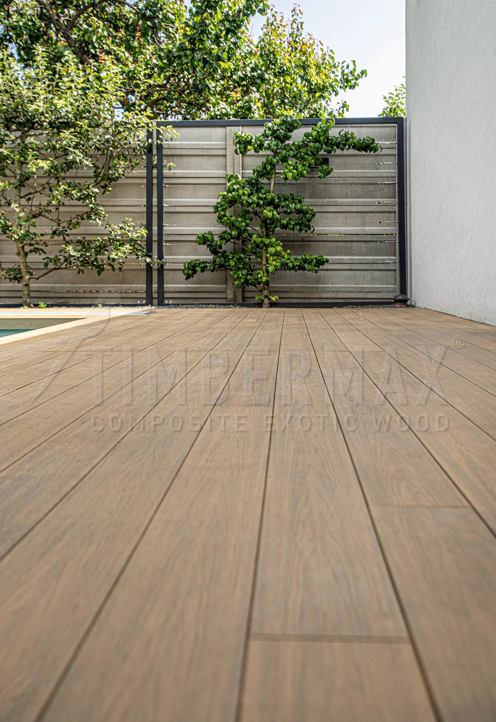 detail povrchu terasových prken z kompozitního materiálu