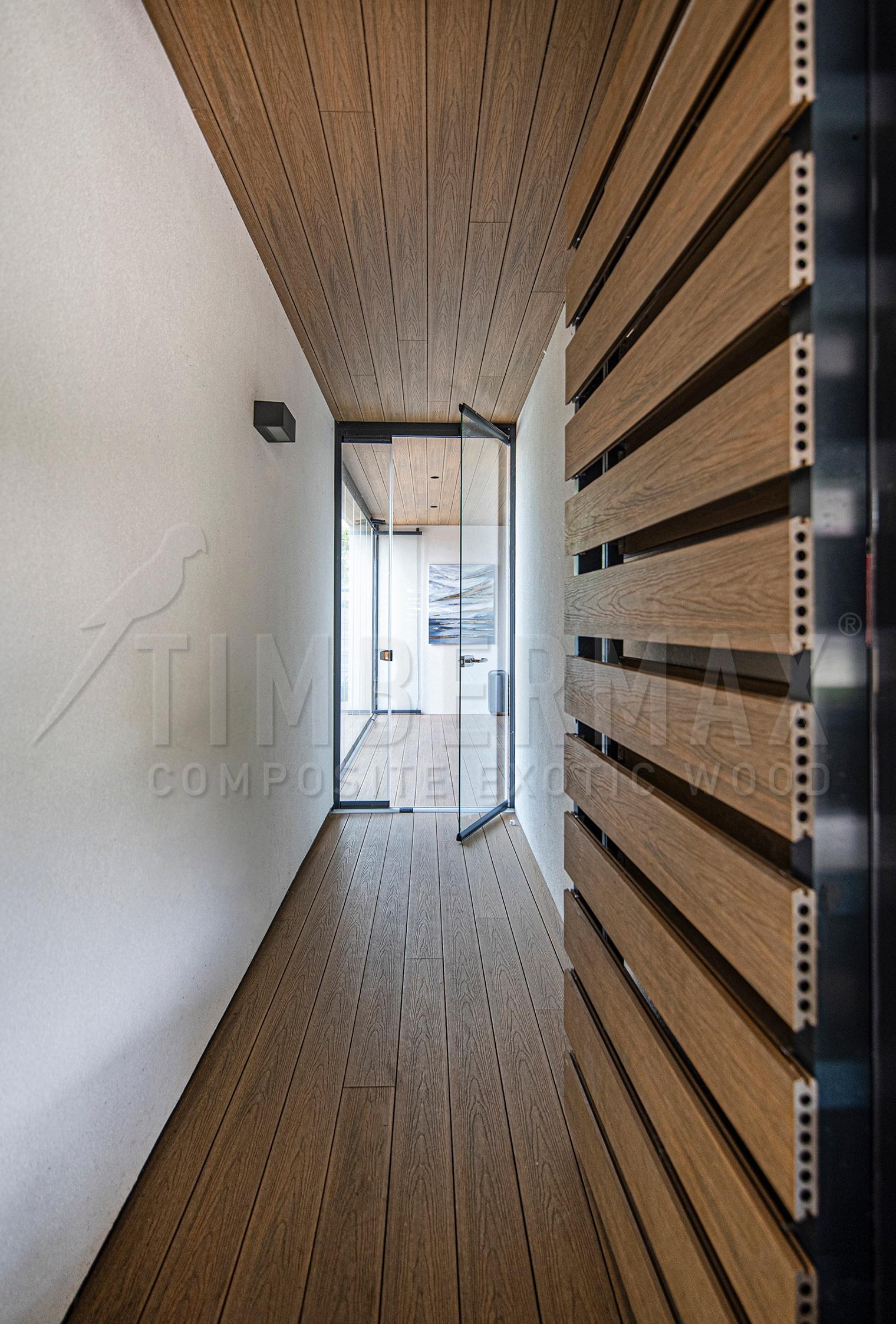 detail wpc desek na terasu na moderní exteriérové podlaze