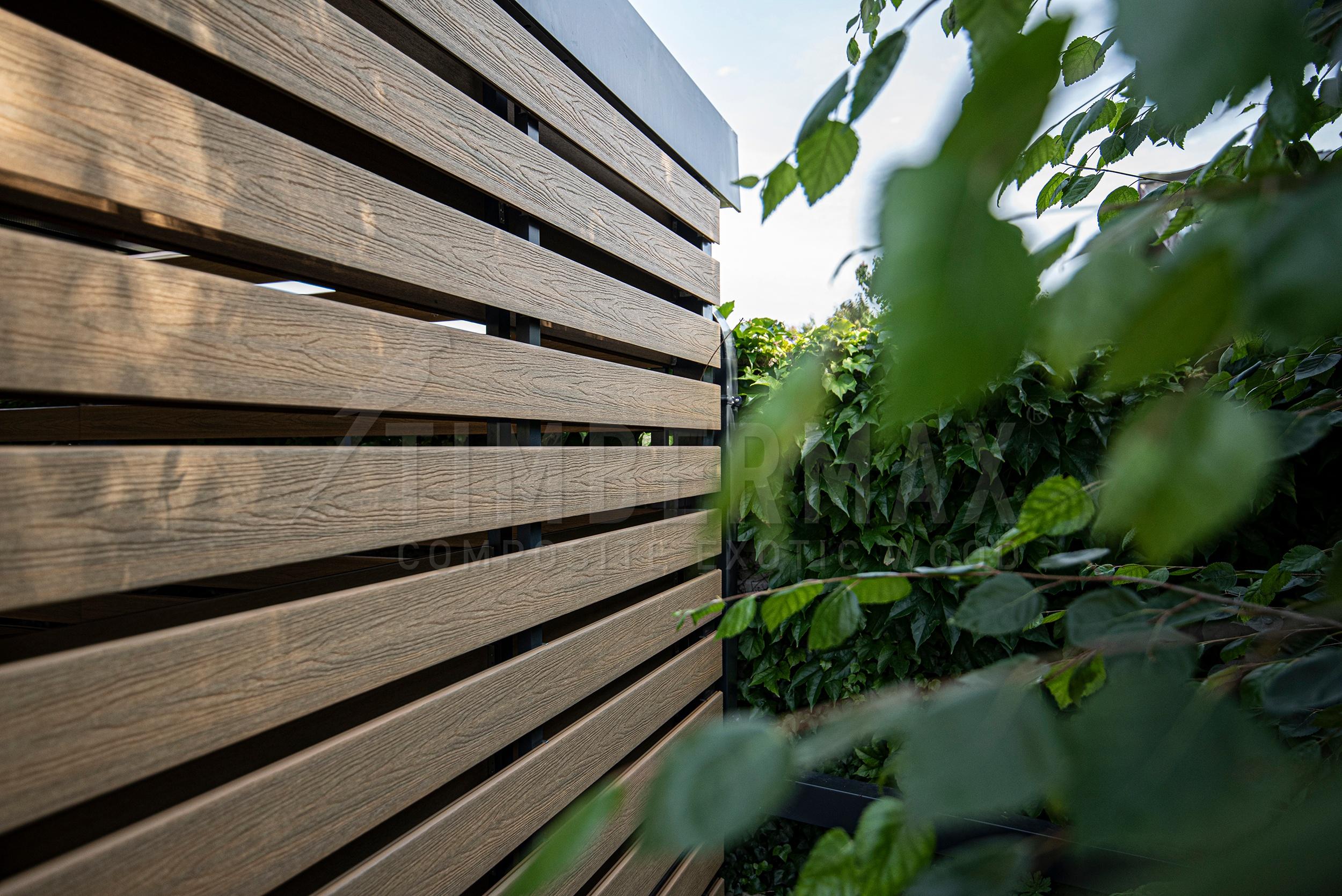 wpc plotové desky z dřevoplastového materiálu na moderním plotě