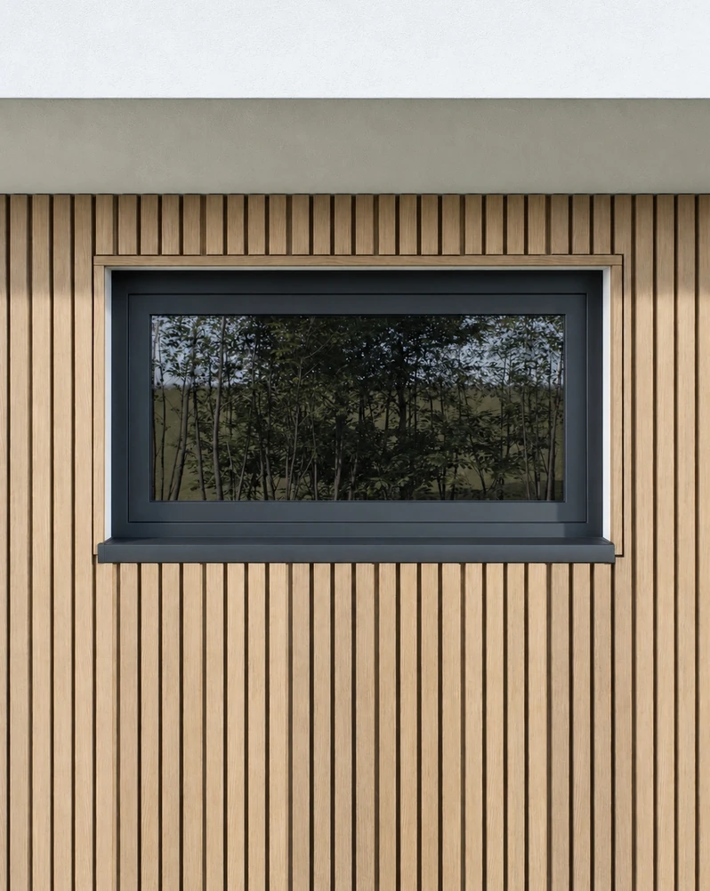 Lamellenpaneelfassade mit Abschluss am Fenster und Anschluss an der Außenecke.